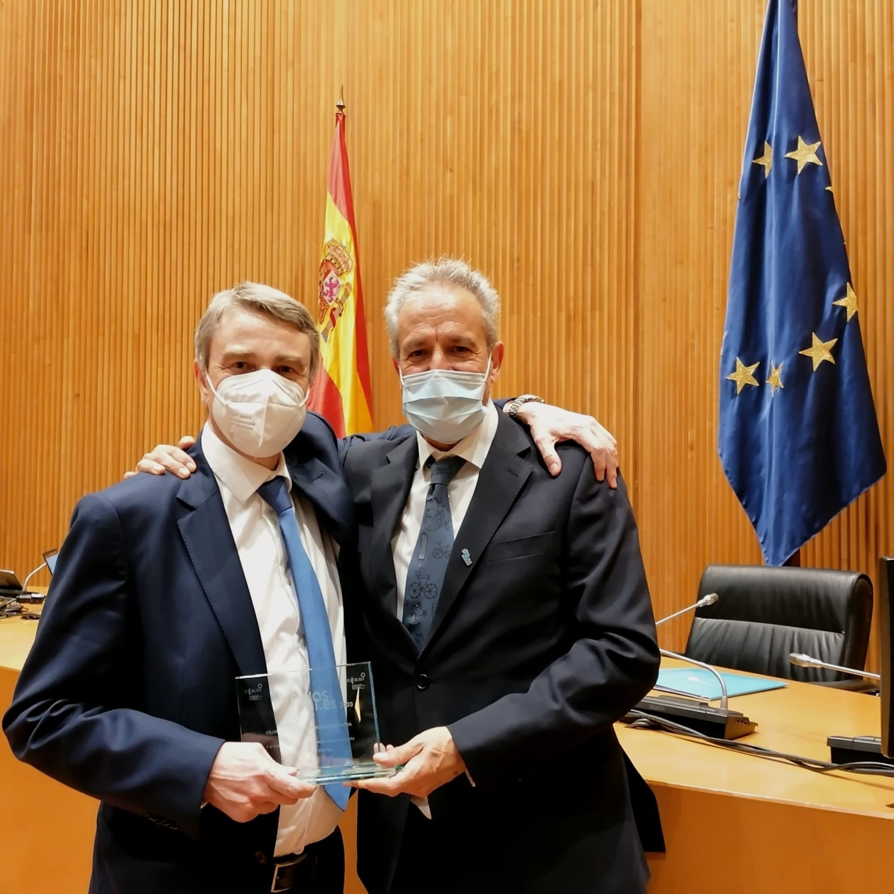 Pedro Ugarte Vera, presidente de la Federación Española de Autismo FESPAU y a Miguel Ángel de Casas, presidente de la Confederación Autismo España sujetando el premio.